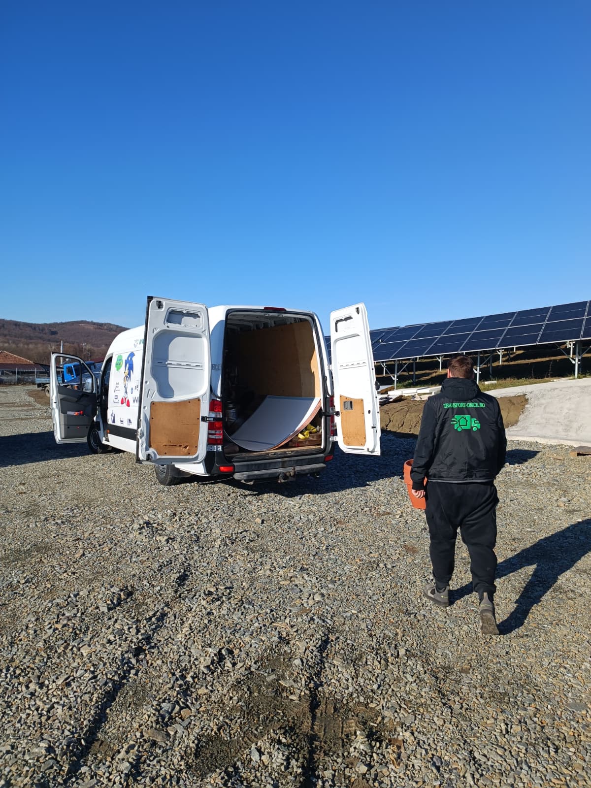 Hamali cărând canapea